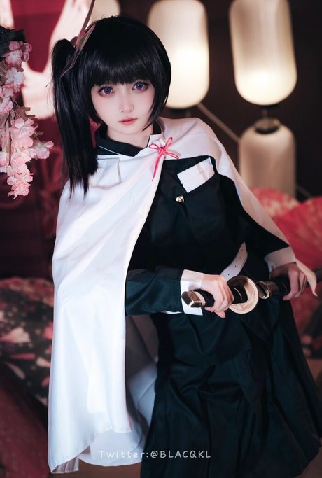 blacqkl pretty actress image
