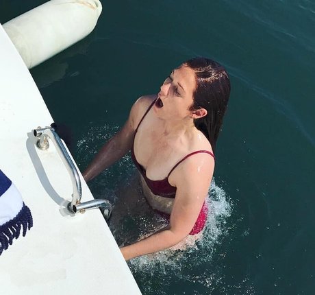 Bonnie Wright modèle magnifique archive