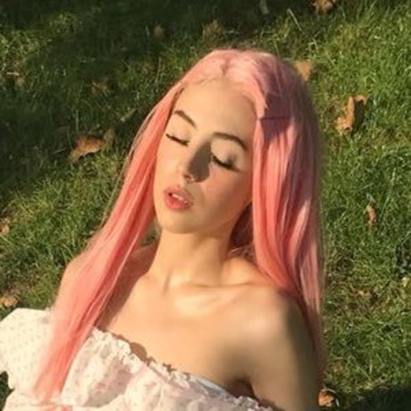 Mina Bell modelo desnuda galerías