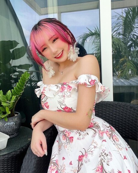 Akaei Ray naked model pics