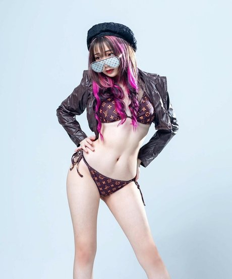 Akaei Ray modelo erótico fotos