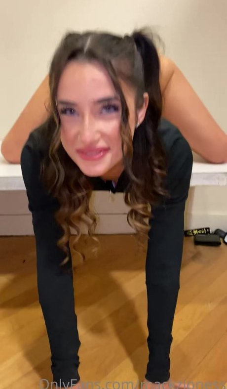 Mackenzie Jones estrella porno hd fotos