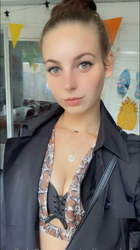 selinaxxkyle erotic model image
