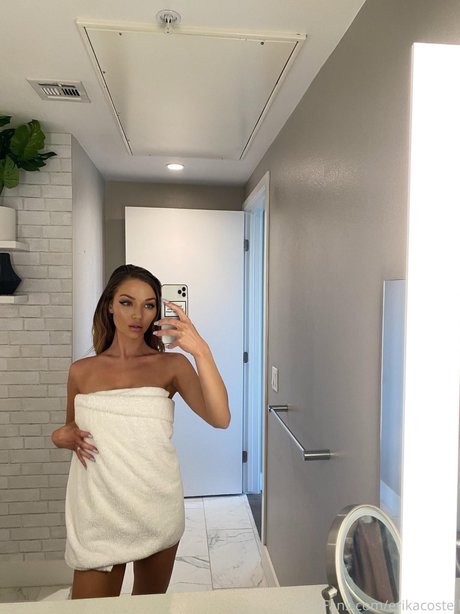 Erika Costell star du porno de haute qualité image