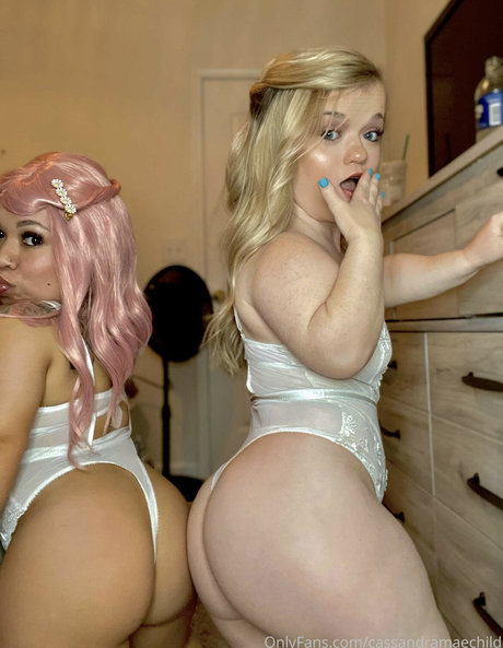 _Cassandra Mae Davis star high quality image