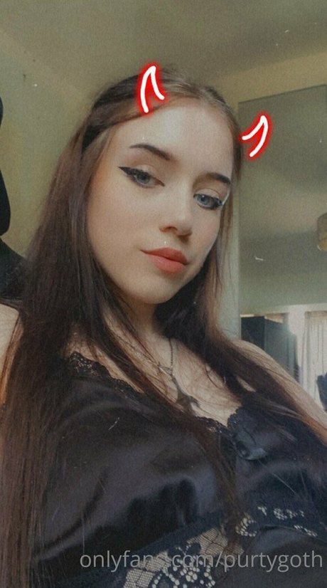 Purtygoth model top photos
