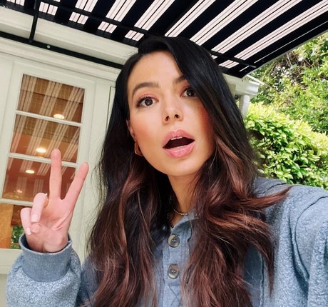 Miranda Cosgrove étoile xxx galeries