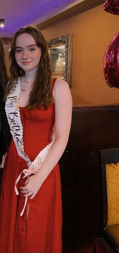 Laura Anne estrella superior foto