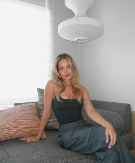 Kelli Berglund actriz desnuda foto