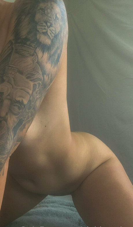 Siobhanuncensored nudes model pic