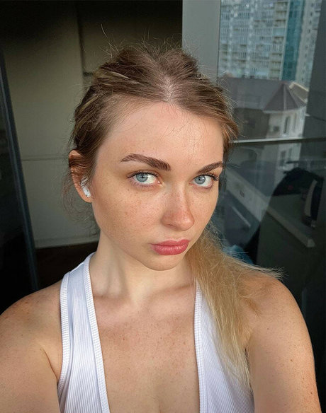 Ahrinyan actrice photos