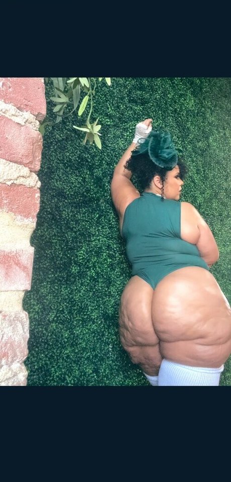 RedThunderThighz model naked pics