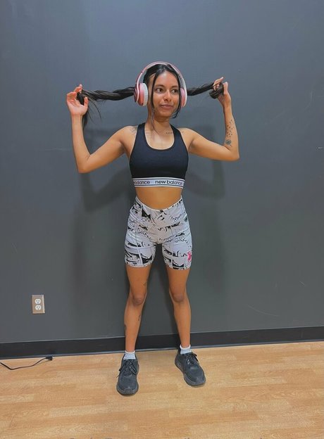 bustypetitemyra star du porno sexy images