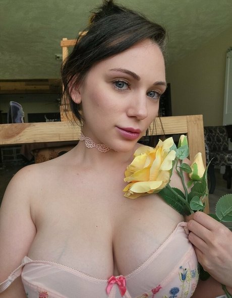 Jennifer Van Damsel actriz atractiva archivo