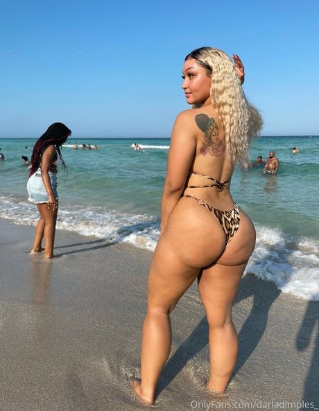 Darla Dimples modèle chaud photo