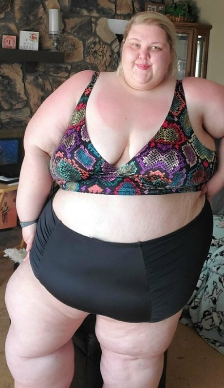 peachyg28 actriz de arte foto