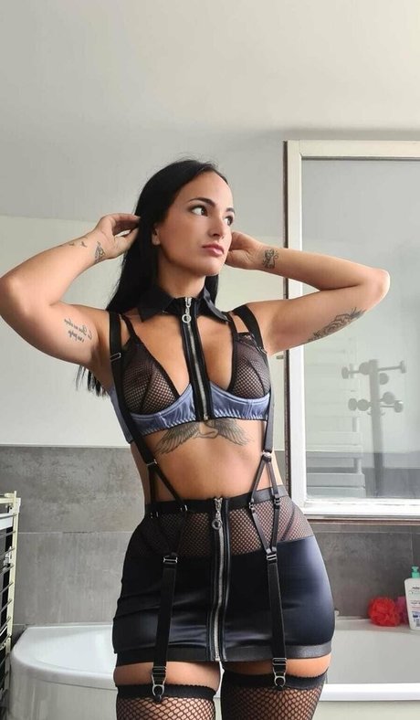 claudiabavel gold modelo desnudo fotos