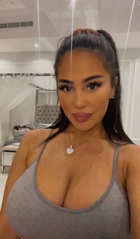 Milla Jasmine desnudos de estrellas fotos