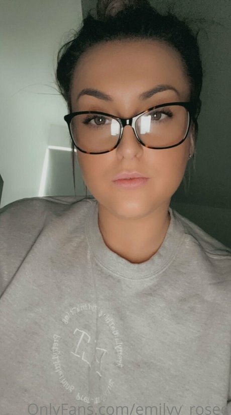 emilyy rosee modèle xxx img