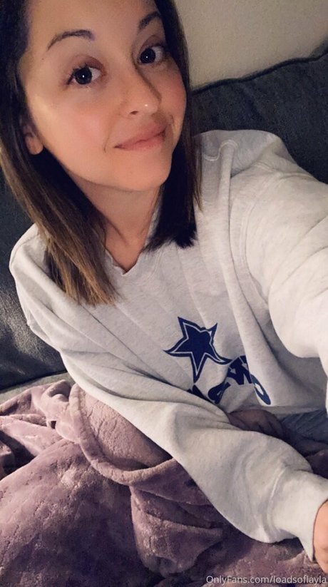 LoadsofLayla star exclusive image