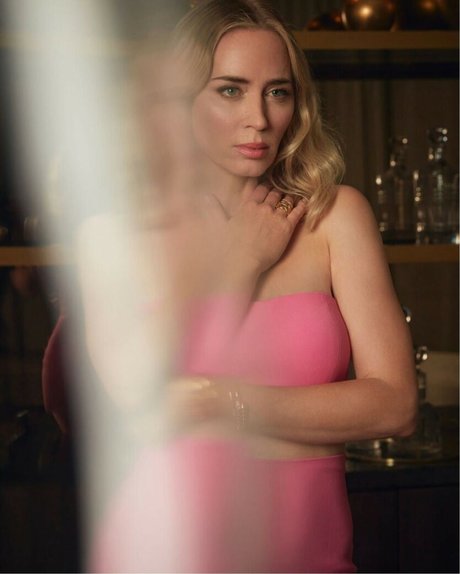 Emily Blunt modèle porno images