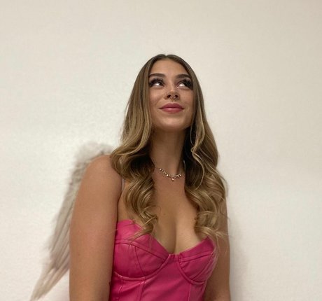 Emmily Mello hd pornstar img