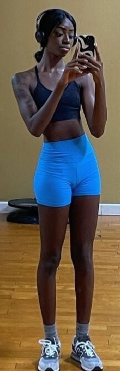 Luhmulaa naked model photo