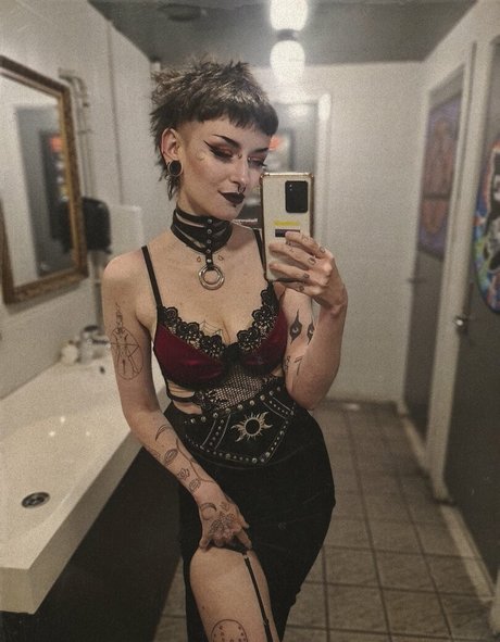 LittleDemonWitch pornographic model picture