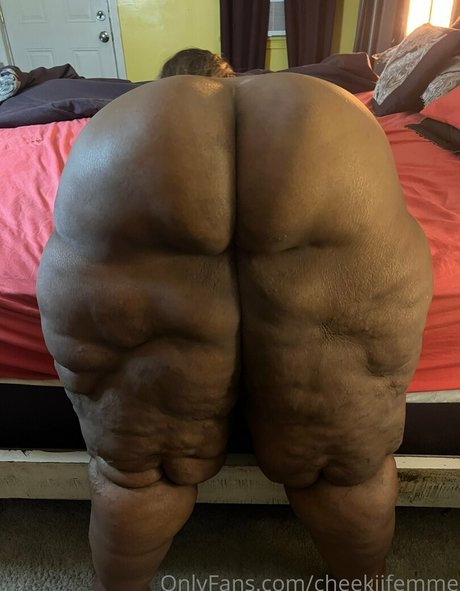 cheekiifemme modèle pornographique archive