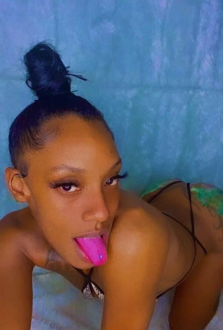 allucaneatwoo model exclusive pic
