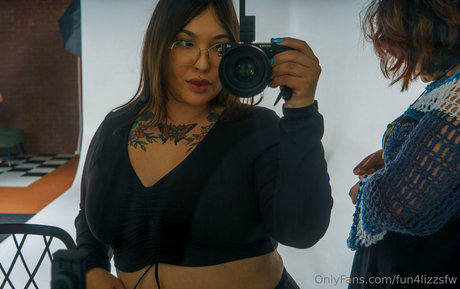 fun4lizzsfw model naked galleries