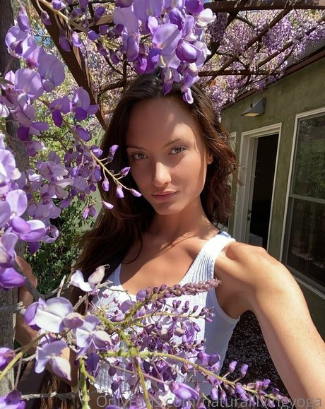 naturallivingyoga modelo agradable imagen