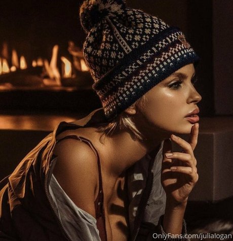 julialogan actrice nue photos