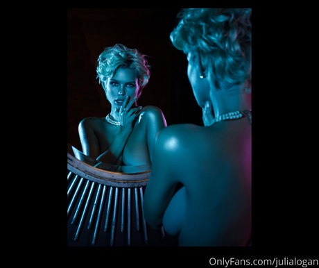 julialogan model hot pic