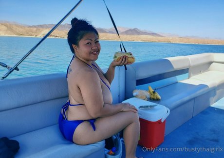 bustythaigirlx estrella porno fotos