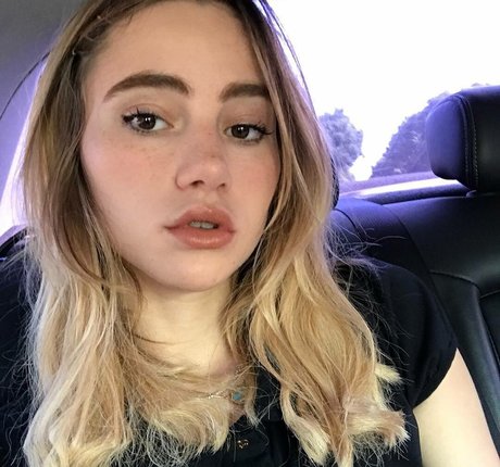 Suki Waterhouse top star photo