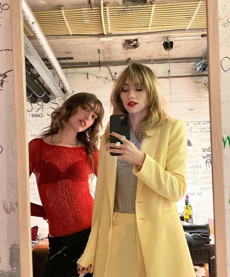 Suki Waterhouse étoile sexy collection