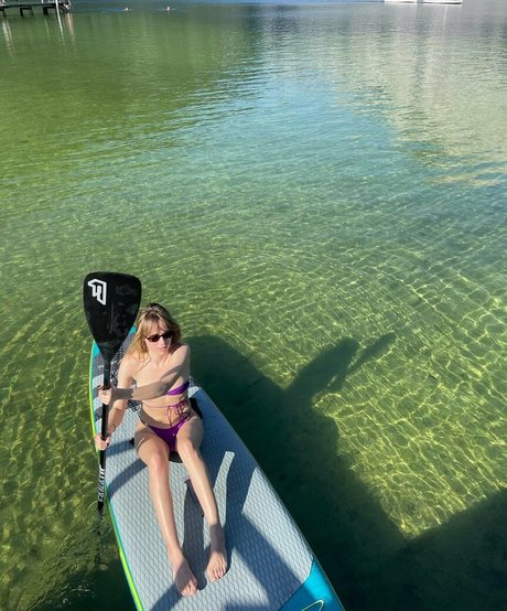 Suki Waterhouse modelo archivo