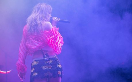 Suki Waterhouse star du porno belle galeries