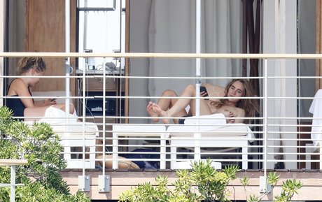 Suki Waterhouse estrella erótica galerías