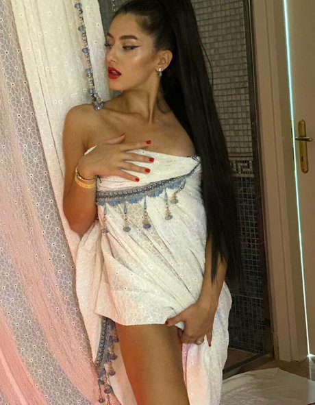 Adalline desnudos estrella galería