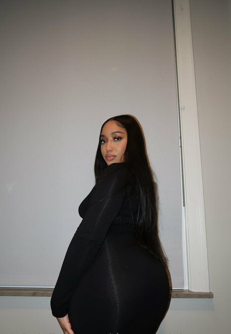 theremedybyreyna hermosa modelo galerías