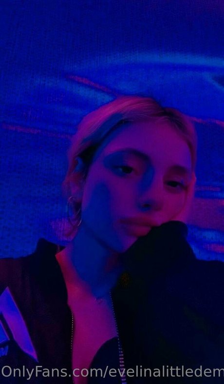 evelinalittledemon modelo xxx galería