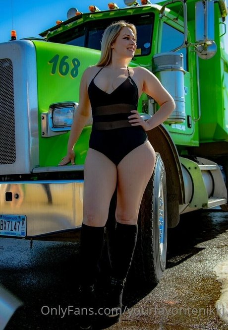 Nikki Baker hermosa actriz archivo