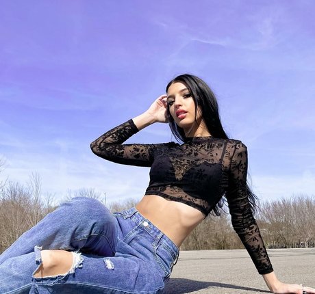 Alison Rainer modèle chaud image