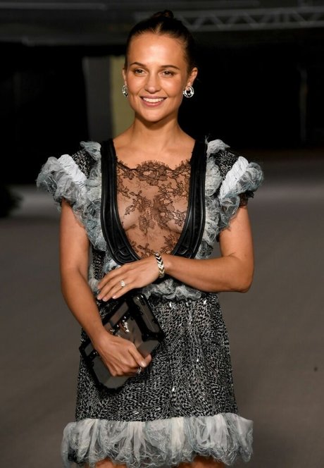 Alicia Vikander art de star du porno img