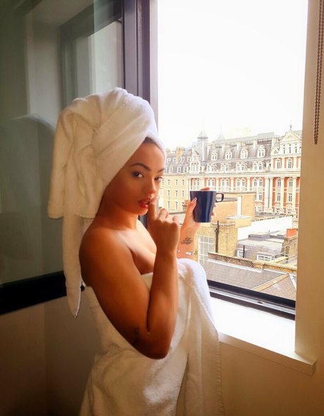 Trío asiático onlyfans arte erótico foto