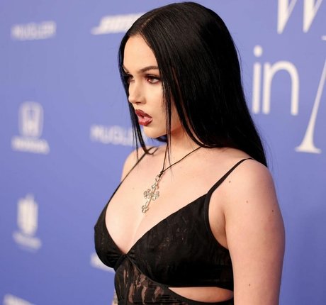 Maggie Lindemann actriz desnuda archivo