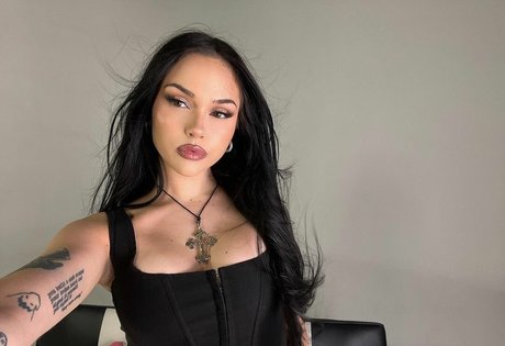 Maggie Lindemann pretty model galleries
