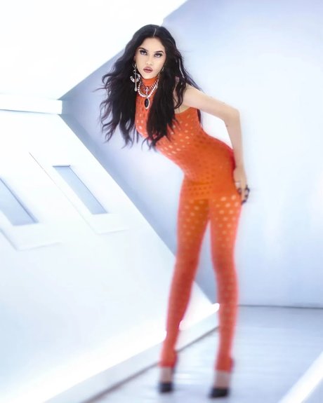 Maggie Lindemann modèles nus images